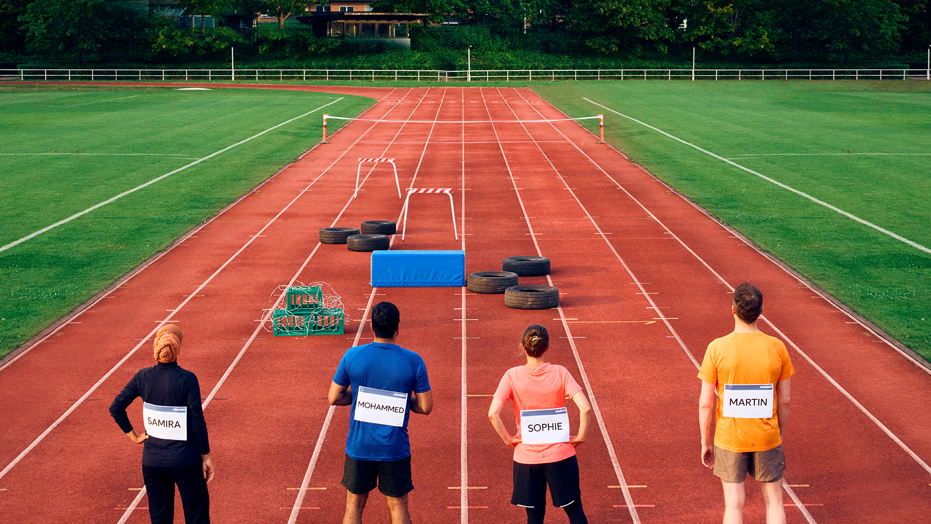 Fire deltagere på en atletikbane for Lige Adgang